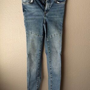 Light Blue Women's Skinny Jeans with Subtle Paneling